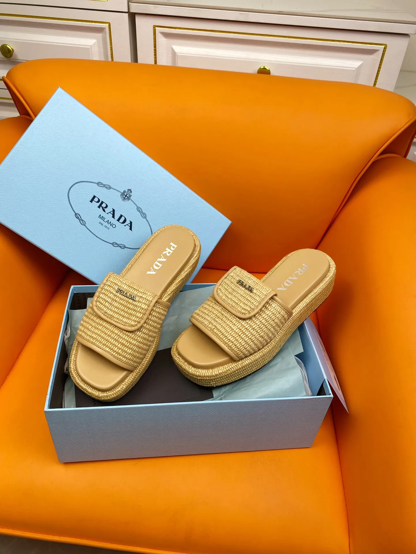 👟👟Ex-factory price 520👟👟 PRADA 2024ss raffia woven slippers This year's popular straw series, lazy people's must-have slippers are so good-looking on the feet. The whole pair of shoes is light, comfortable and bright colors meet the various choices of fashionable people of different styles! Original custom-made raffia Sheepskin lining 1:1 open mold outsole Size number: 35-39 (40 customizations are not returnable)